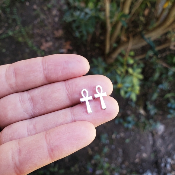 NWOT Silver Ankh Cross Stud Earrings - Picture 6 of 13